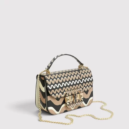 Geantă crossbody Cromia cu lanț și clapă din piele negru cu imprimeu bej cu valuri 1406368